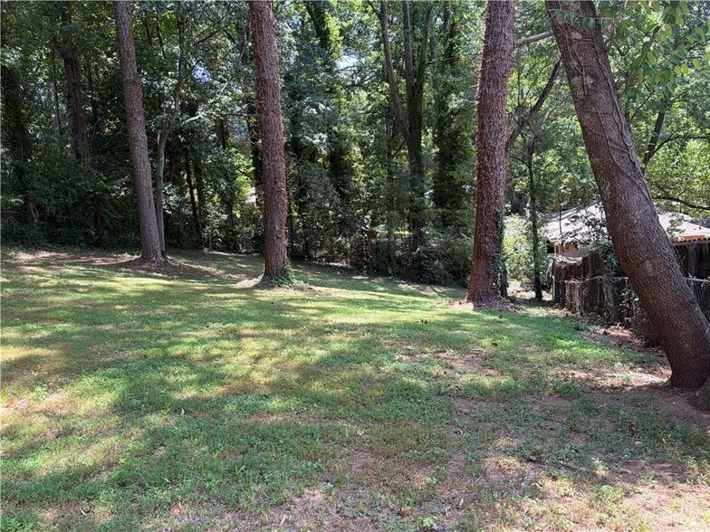 Building Photo - 2064 Montrose Dr