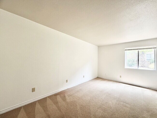Building Photo - LAS VEGAS GUARD-GATED CONDO FOR RENT | 2 BEDROOM DOWNSTAIRS UNIT | BELLA VITA COMMUNITY