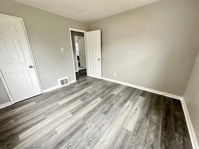 Building Photo - 1581 Kenilworth Dr