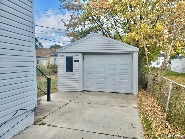 Building Photo - 12753 Georgiana Ave