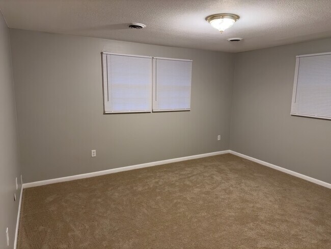 Building Photo - 104 Ford St