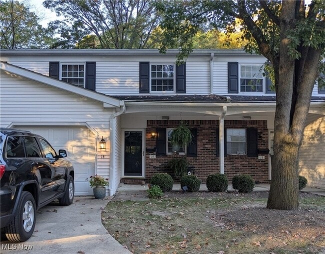 Primary Photo - 14 E Carriage Dr