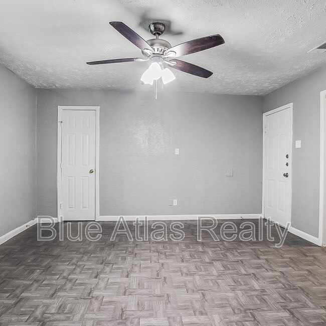 Building Photo - 2215 Riverview Dr