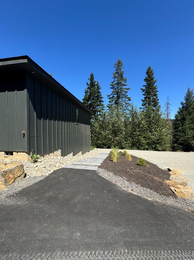 Building Photo - Luxury Rural Home Close to Town for Lease