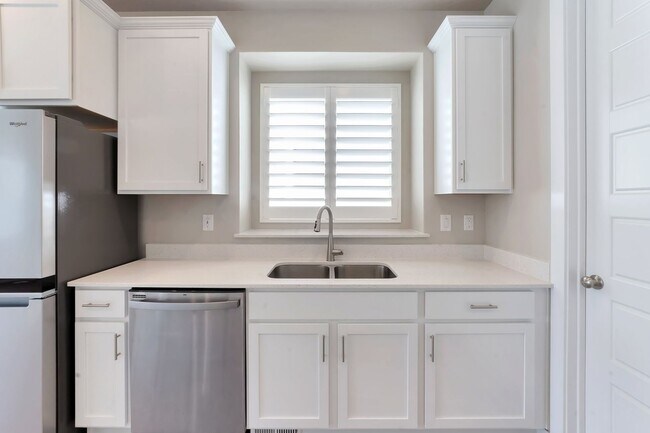 Building Photo - LEHI HOUSE W ATTACHED 2 CAR, LANDSCAPING &...