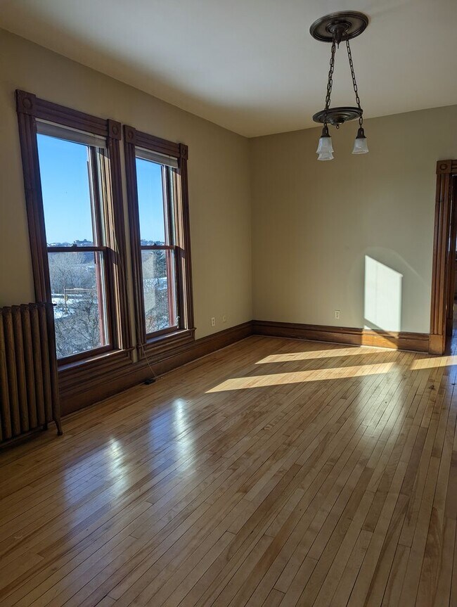 Building Photo - 653 5th St E