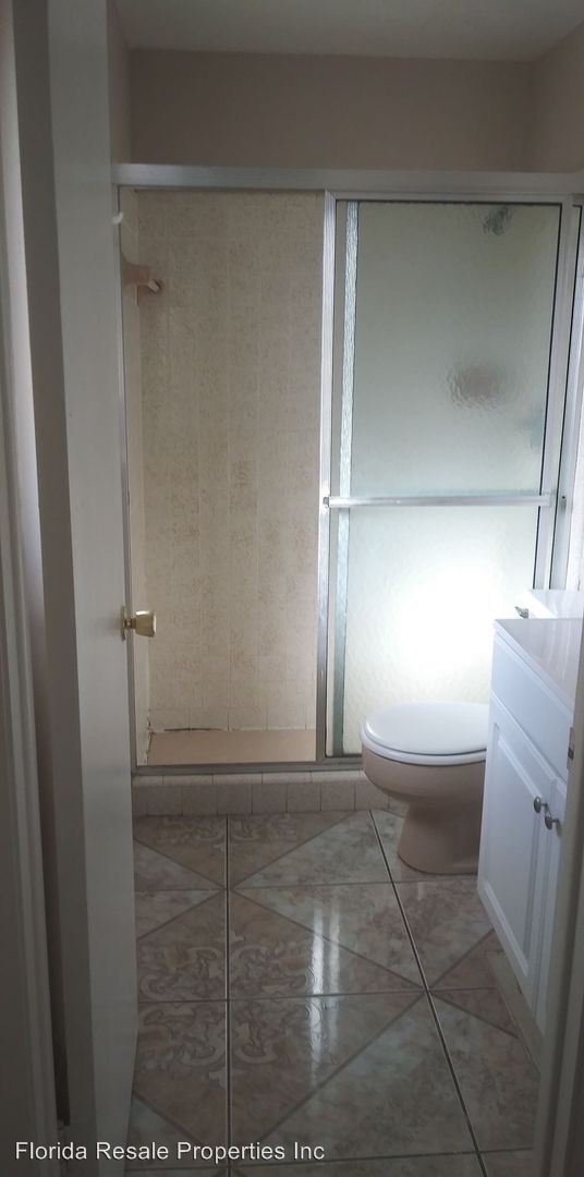 Building Photo - 605 SE 13th Terrace