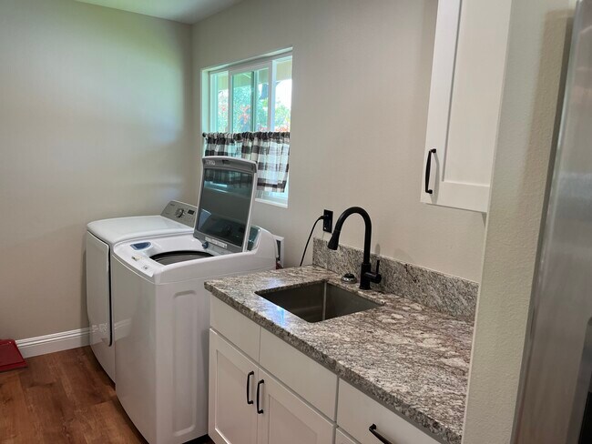 Building Photo - 16-2063-2063 Pearl Dr