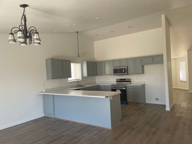 Building Photo - Gorgeous Remodeled Spacious 4 bedroom