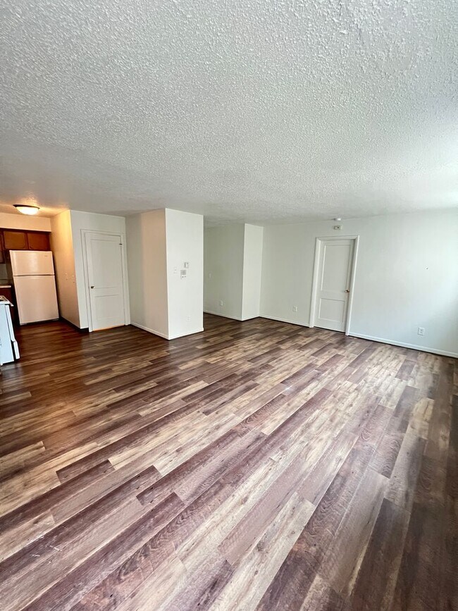 Building Photo - Spacious 1 Bedroom Apartment! COMING SOON! - Avaliable August 1st
