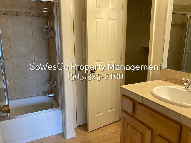 Building Photo - 3 Bedroom 2 Bath - three story home with Garage