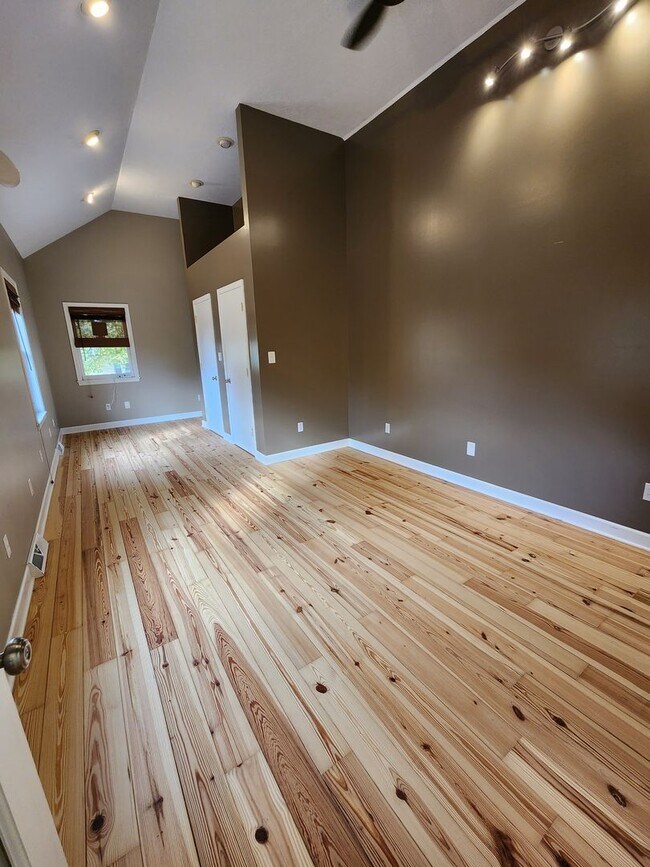 Building Photo - Gorgeous Home For Rent in Ohio City! 2 Master Suites!