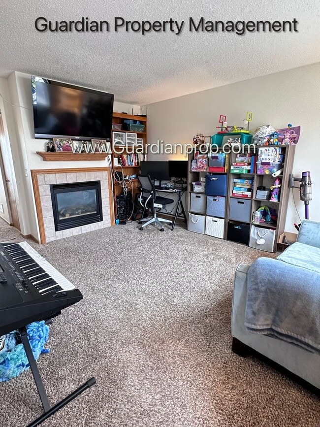 Building Photo - Apple Valley Town Home, 1 Car Garage, Laundry in Unit, Storage