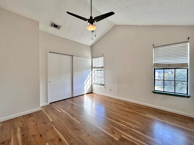 Building Photo - Stylish 2 Bedroom, 1.5 Bath Home with High Ceilings