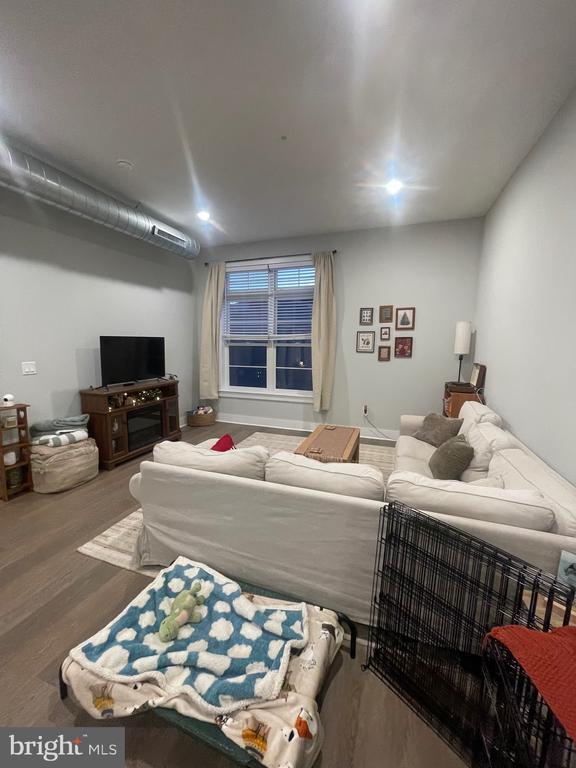 Building Photo - 581 Jamestown Ave.