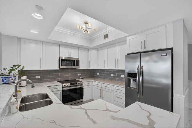 Building Photo - 2650 Lake Shore Dr