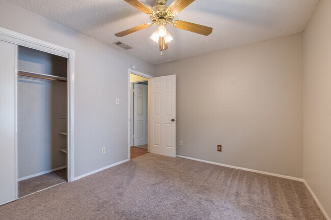 Building Photo - Charming 2-Bedroom, 2-Bath Townhouse in Pflugerville!