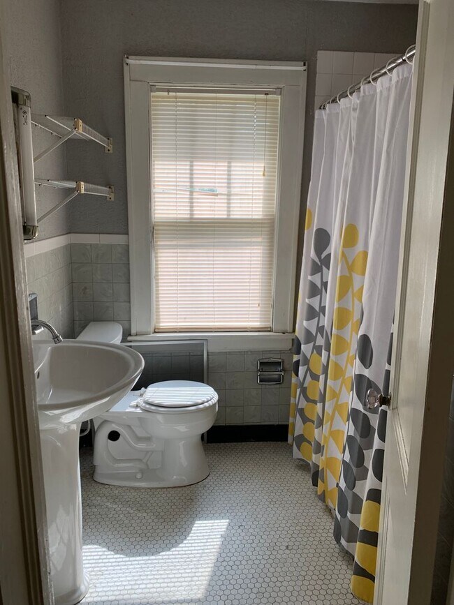 Building Photo - 4 Bedroom 2 Bathroom On the Edge of Dinkyt...