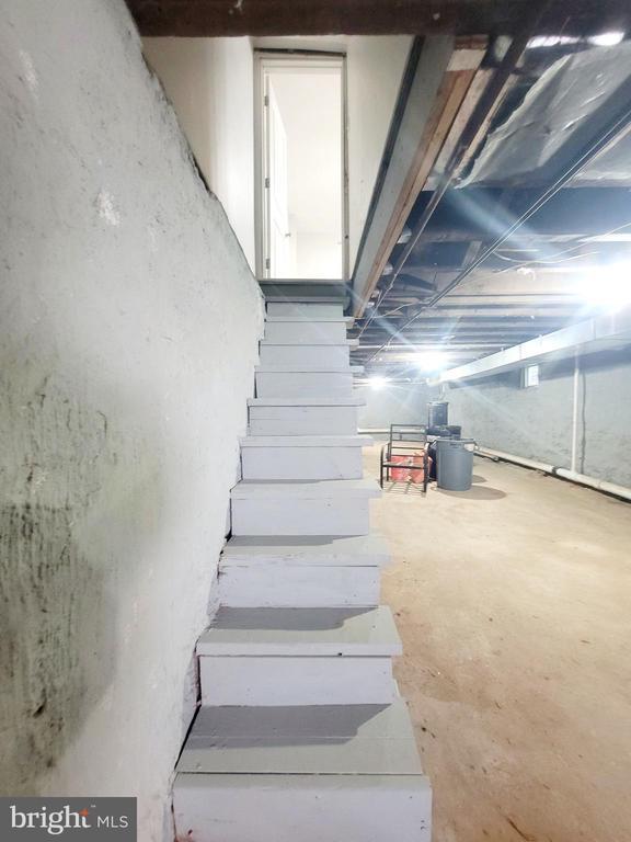 Building Photo - 1622 Blavis St