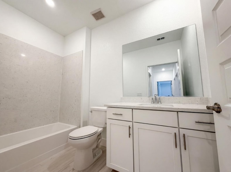 Building Photo - 914 Lucent St