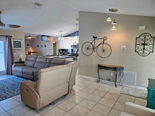 Building Photo - Port St. Lucie Single-Family home with Fenced Yard and Pool! FULLY FURNISHED!