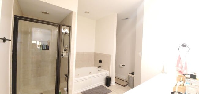 Building Photo - Townhouse  At West Park Place