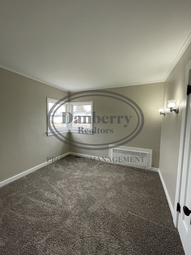 Building Photo - 220 N Main St