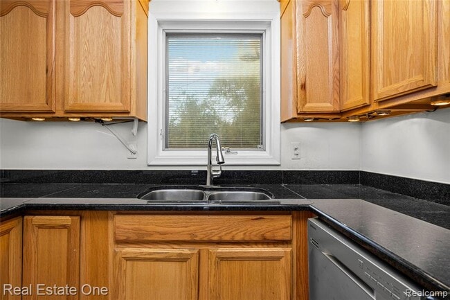 Building Photo - 2360 Pine View Dr