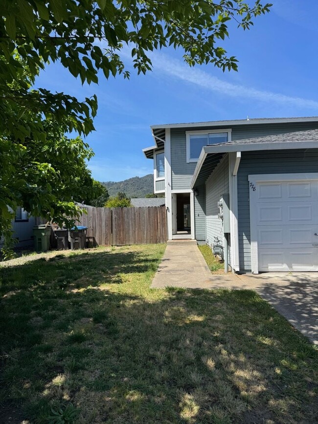 Building Photo - Charming 3 bedroom 1.5 bathroom Two story Town House with an attached garage.