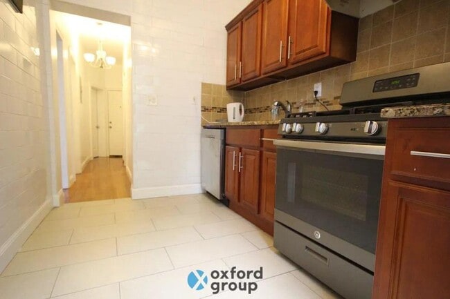 Building Photo - 3 bedroom in Brooklyn NY 11207
