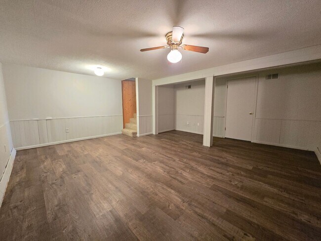 Building Photo - 306 Robinhood Ln