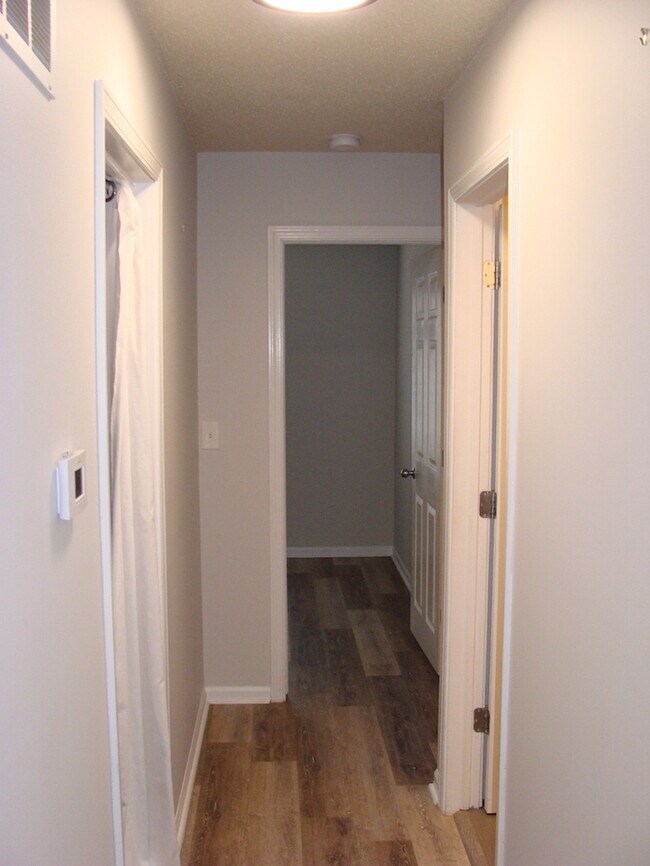 Building Photo - Two Bedroom Updated Windcrest Condo