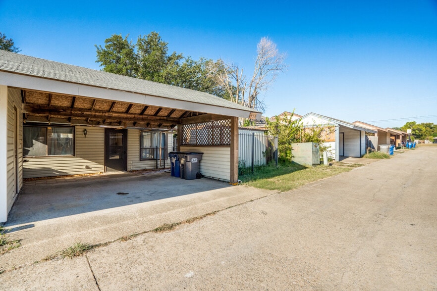 Building Photo - 511 Post Oak Ln