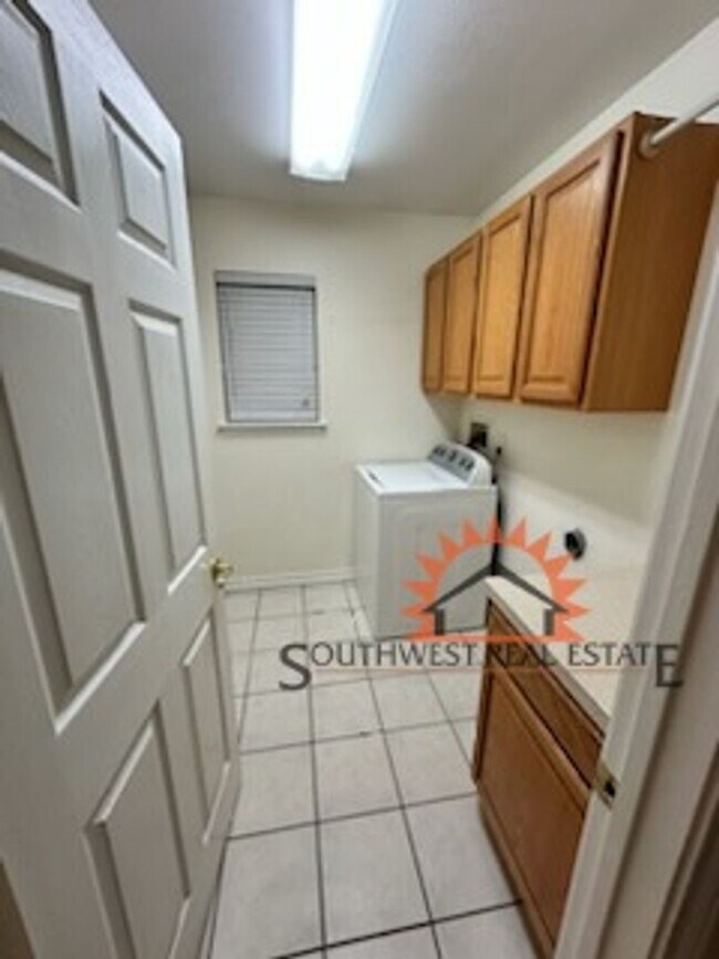 Building Photo - Beautiful 3 bedroom 2 bath brick home