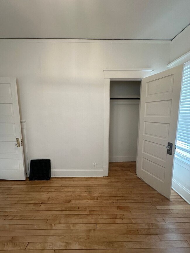 Building Photo - 121 W Keefe Ave