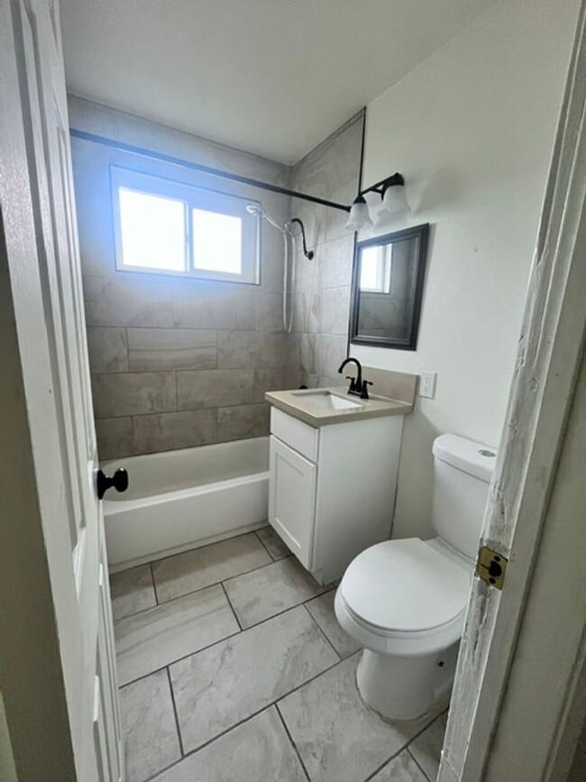 Building Photo - Pet Friendly 4 Bedroom Home