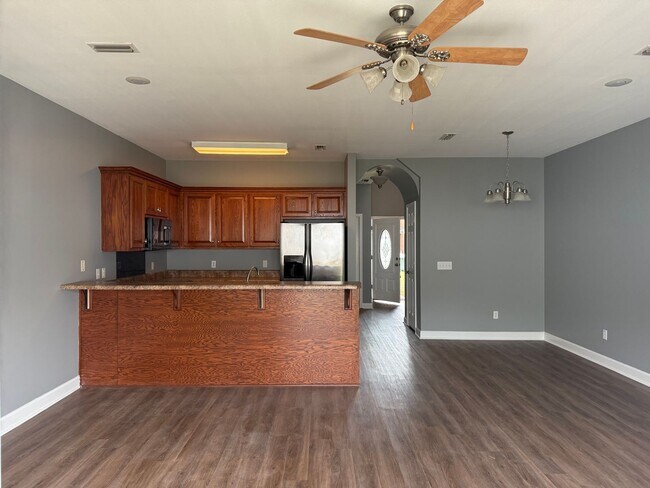 Building Photo - Available NOW -111 Peregrine Way