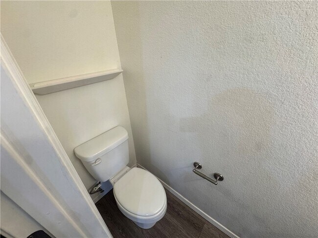 Building Photo - 1520 S Razorback Rd