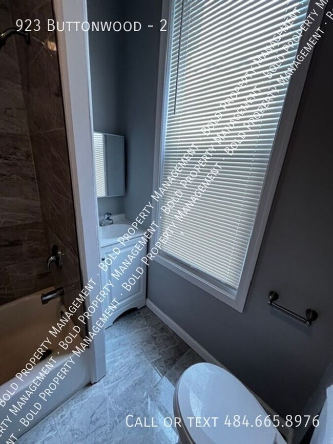 Building Photo - 923 Buttonwood-2