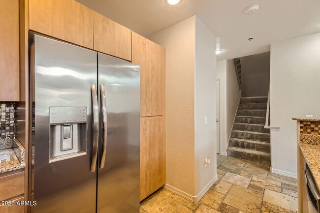 Building Photo - 17 W Vernon Ave