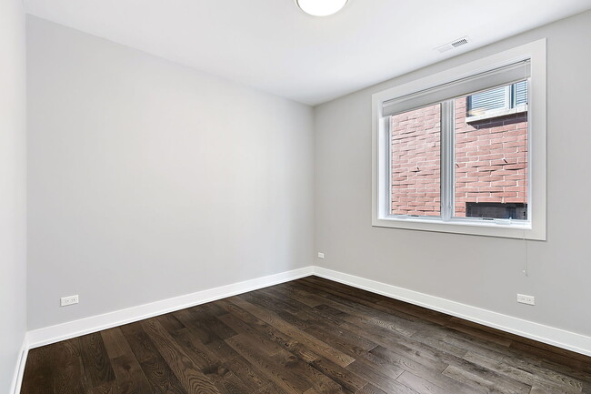 Building Photo - 6157 N Kenmore Ave