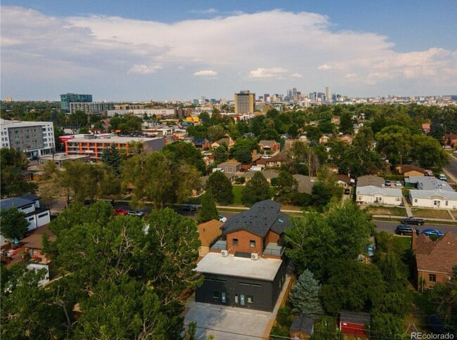 Building Photo - Available Now -  Unbelievable 2 Bed with R...