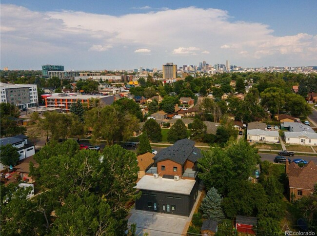 Building Photo - Unbelievable 2 Bed + Den Townhome - The Ul...