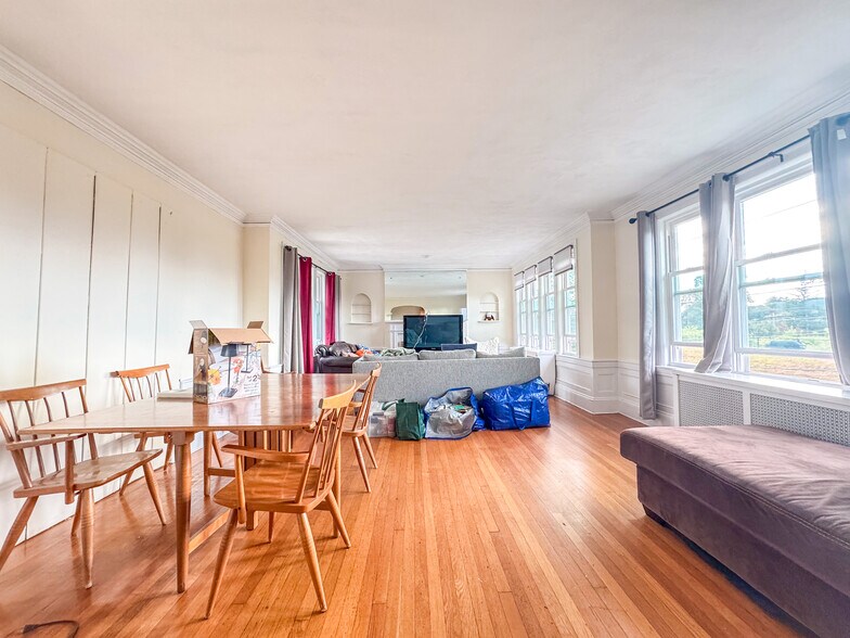 Building Photo - 28 Manet Rd