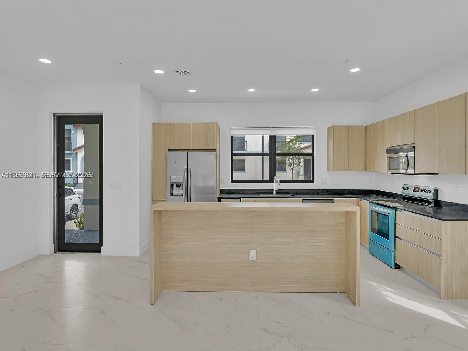 Building Photo - 6130 SW 36th Ct