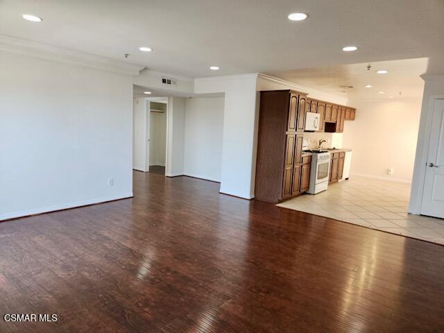 Building Photo - 13525 Vanowen St