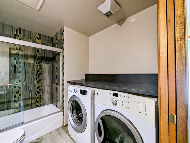Building Photo - 3Bd/1.5Ba Kenmore House