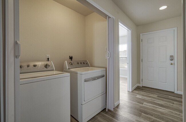 Building Photo - Great two bedroom, one bath near airport. AVAILABLE BEGINNING 6/17/26