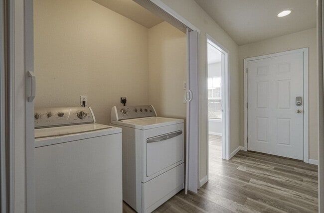 Building Photo - Great two bedroom, one bath near airport.