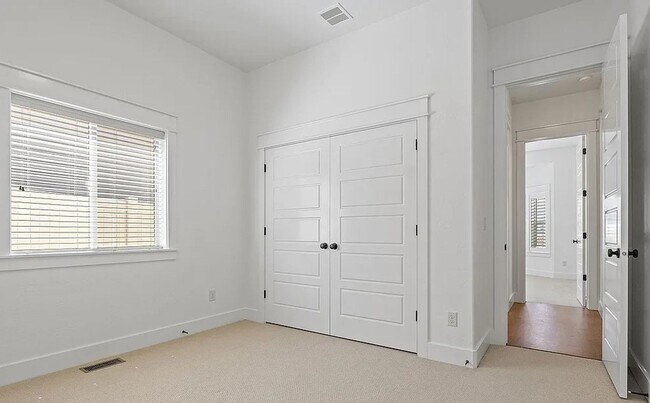 Building Photo - Gorgeous 3 bed 2 bath home in the heard of...